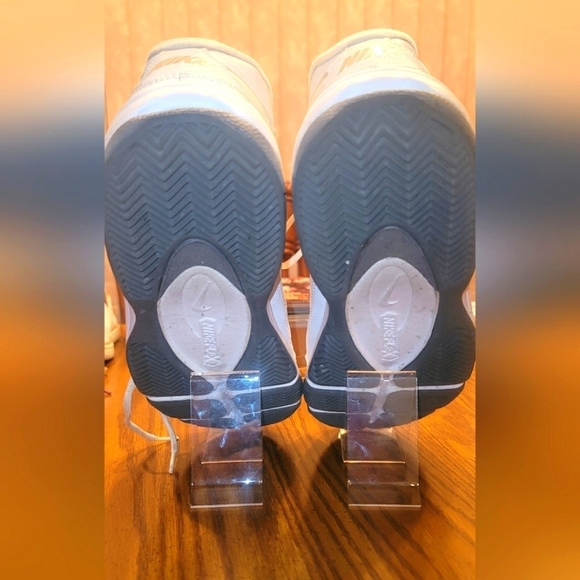 Mens size 11 Nike air team trust basketball shoes. - Picture 4 of 9